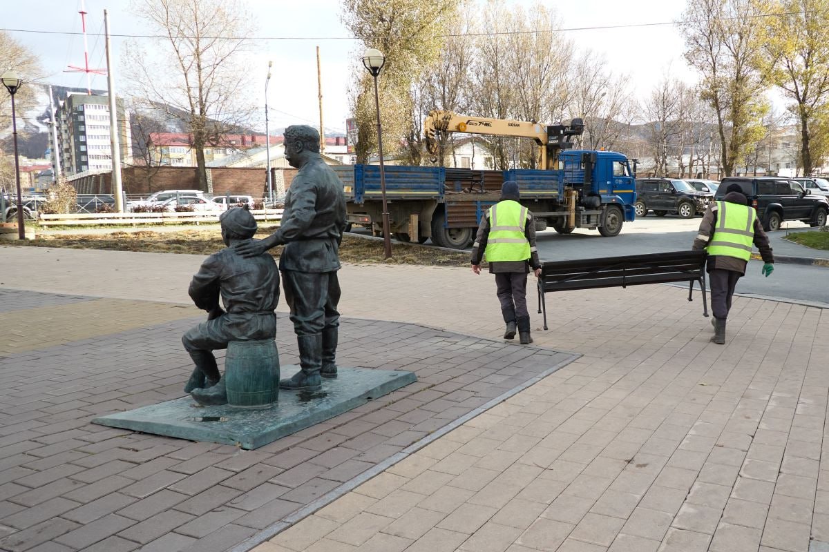 Южно-Сахалинск готовится к весне: кустарники уже укрыли и высадили 80 000 луковиц тюльпанов Южно-Сахалинск готовится к весне: кустарники уже укрыли и высадили 80 000 луковиц тюльпанов