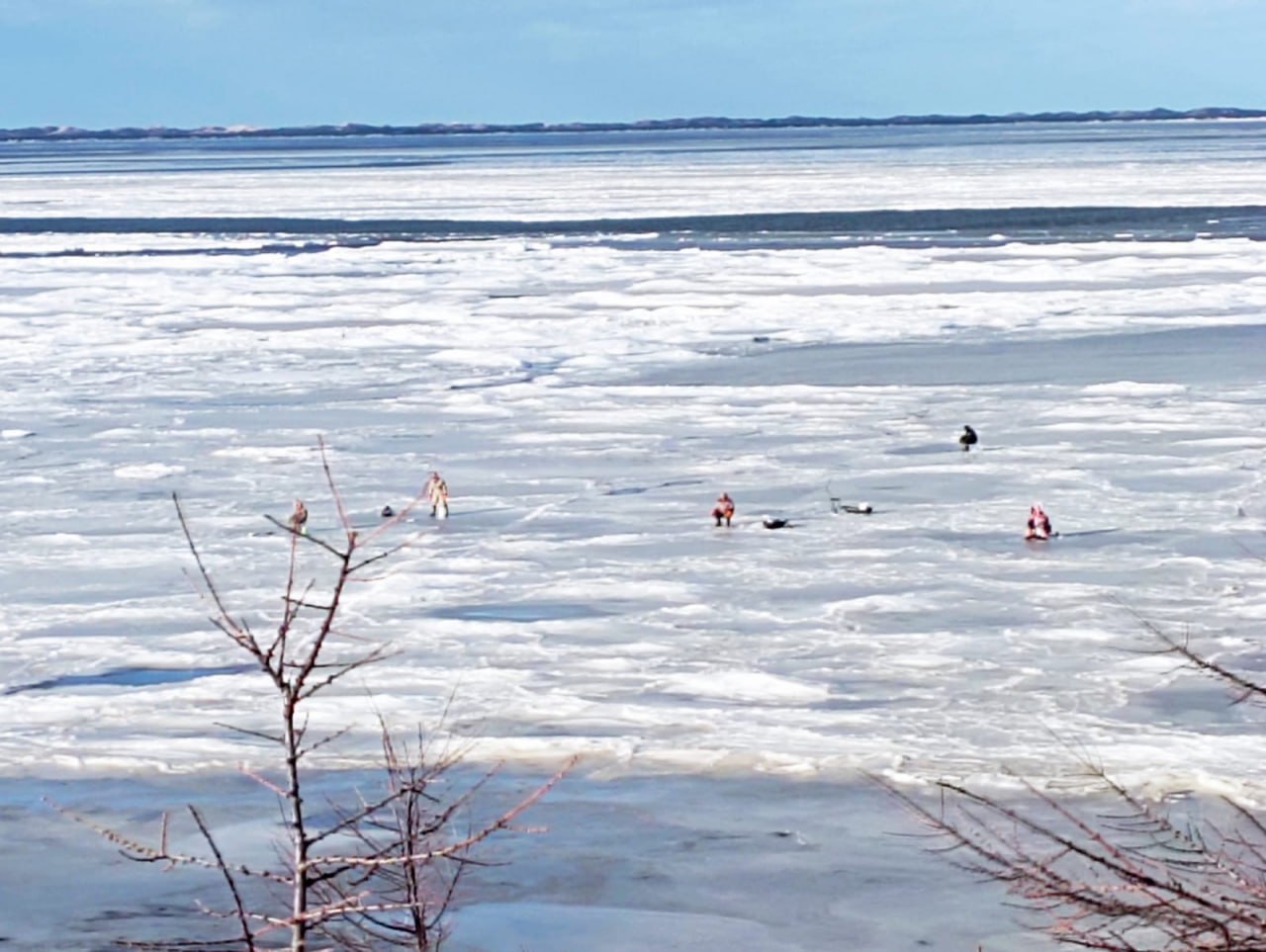 Зимняя рыбалка на неокрепшем льду Зимняя рыбалка на неокрепшем льду