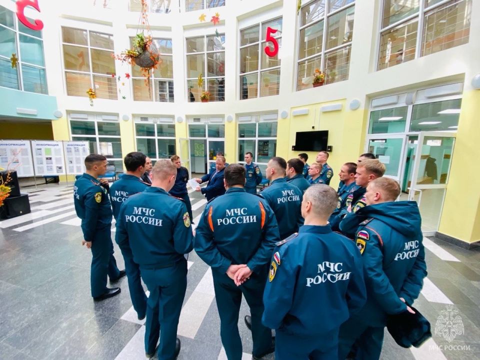 #БудниМЧС. Пожарные МЧС России изучили оперативно-тактические характеристики третьей гимназии В процессе работы сотрудники ознакомились с конструктивными и планировочными особенностями здания, проанализировали потенциальные...