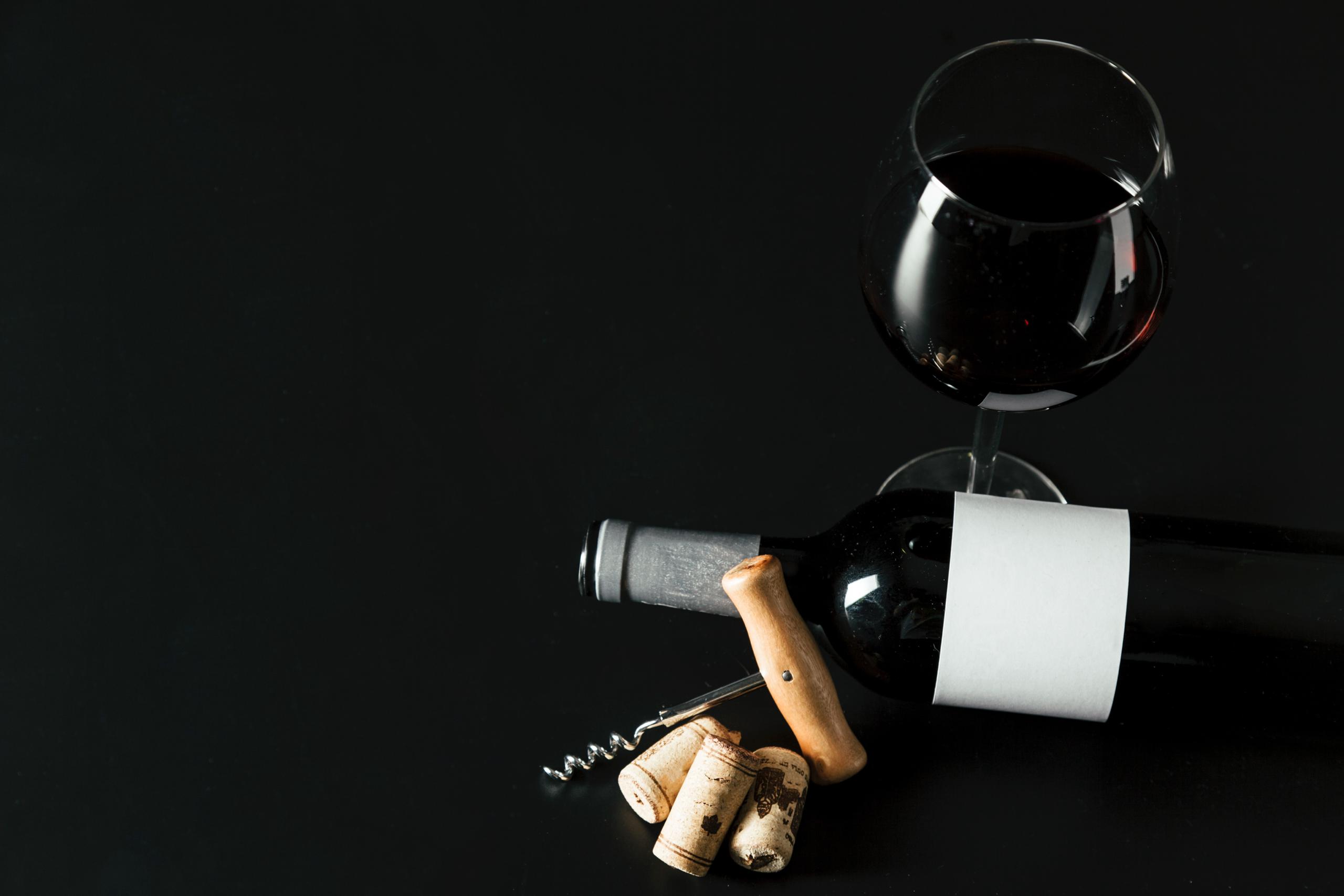 Минцифры хочет провести эксперимент по онлайн-продаже российского вина в 2026 году