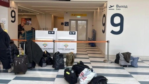 «Рейс во Владивосток так и не улетел»: пассажиры ожидают в аэропорту Южно-Сахалинска
