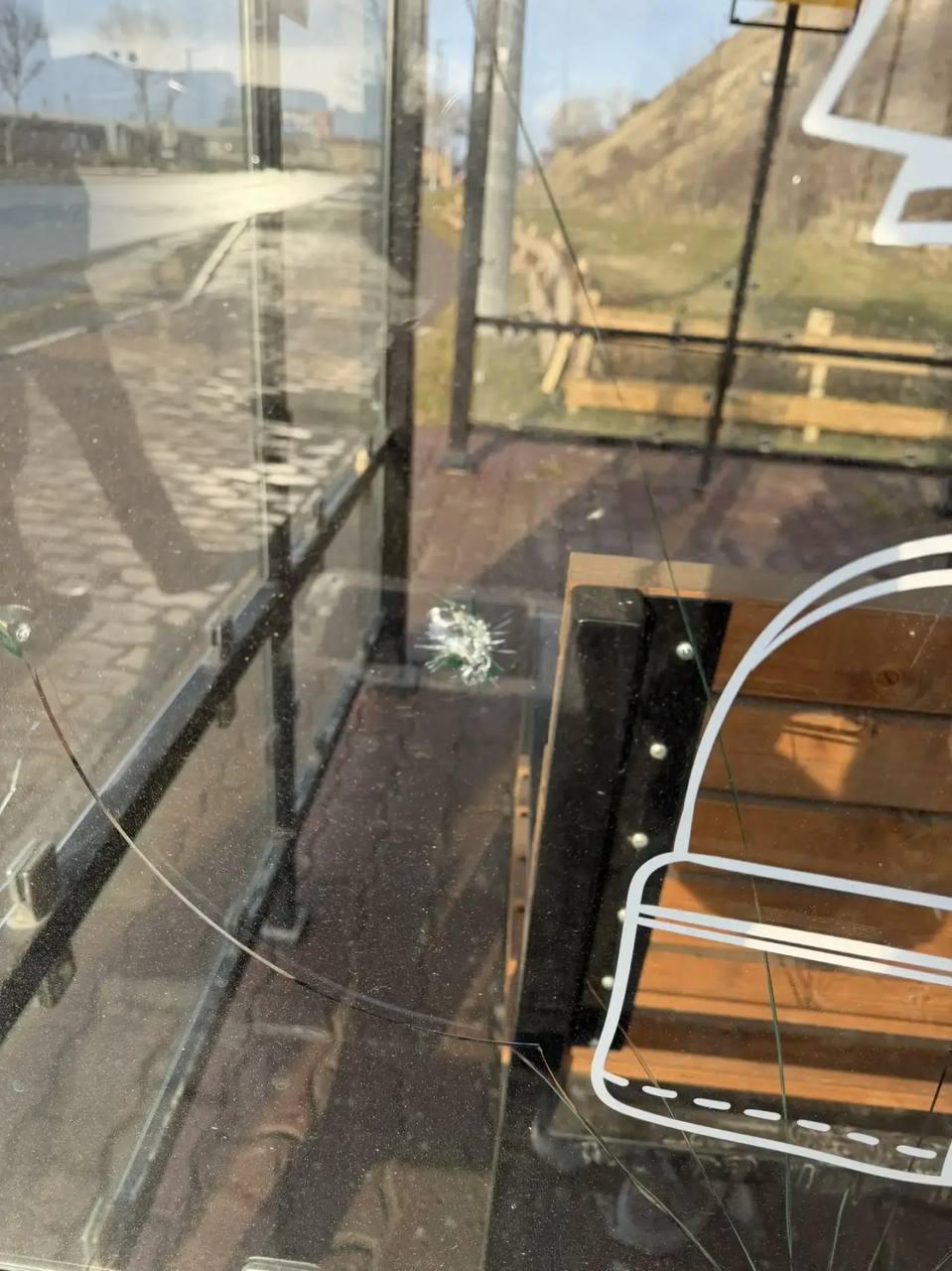 В Корсакове нашли вандалов, которые разгромили несколько автобусных остановок