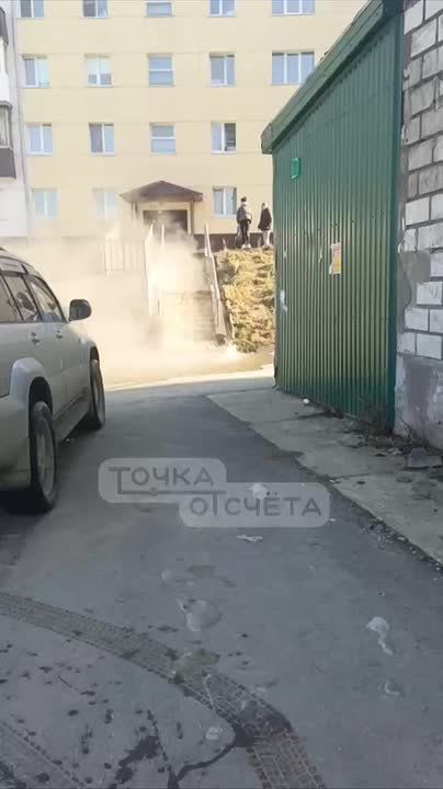 Мощный порыв: улицу в Долинске "обдало" кипятком