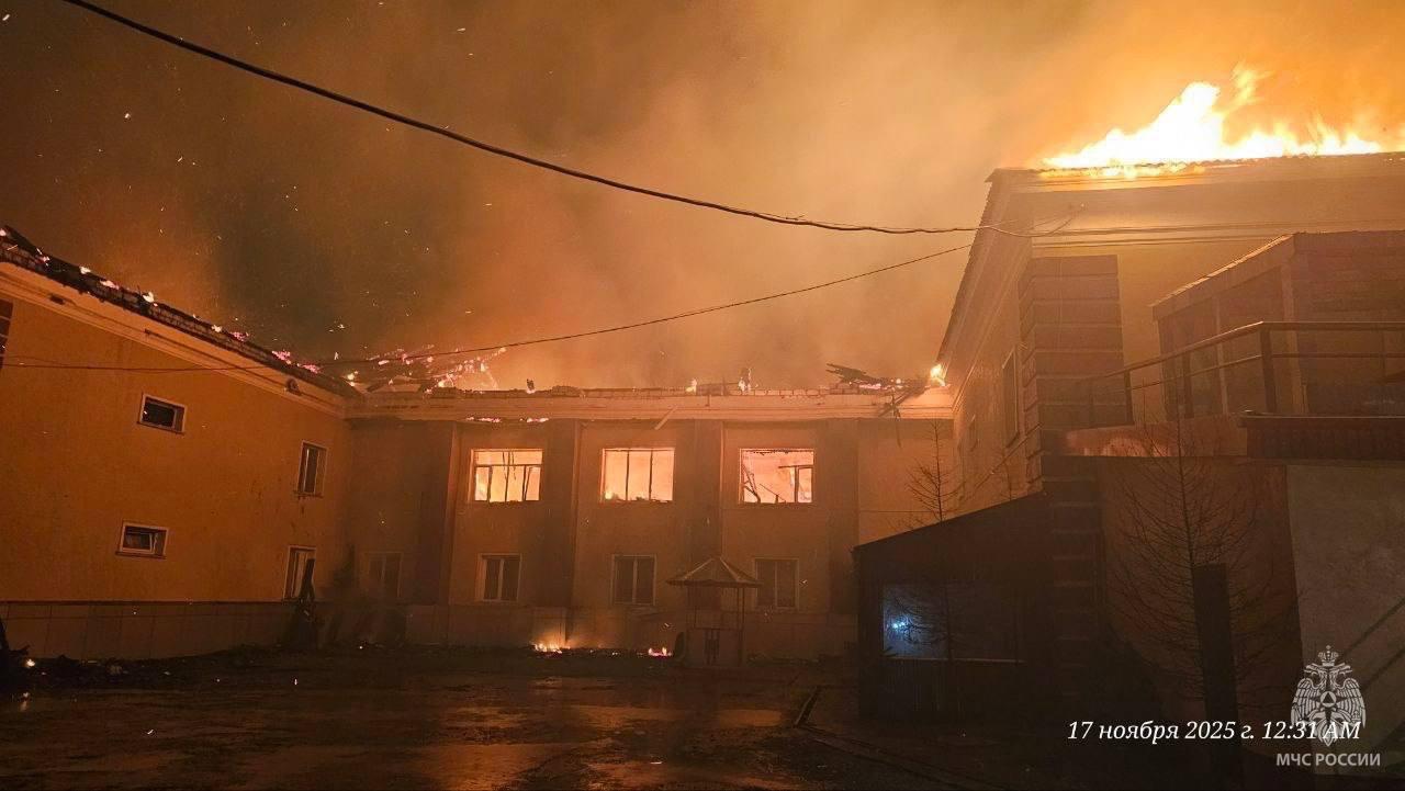 МЧС: восемь человек эвакуировали из горящего здания бывшей школы в Южно-Сахалинске