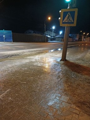 В Южно-Сахалинске специалисты ищут причины появления катка возле "Спутника"