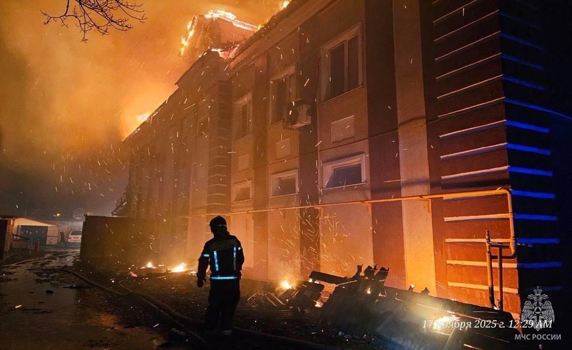 МЧС: восемь человек эвакуировали из горящего здания бывшей школы в Южно-Сахалинске МЧС: восемь человек эвакуировали из горящего здания бывшей школы в Южно-Сахалинске