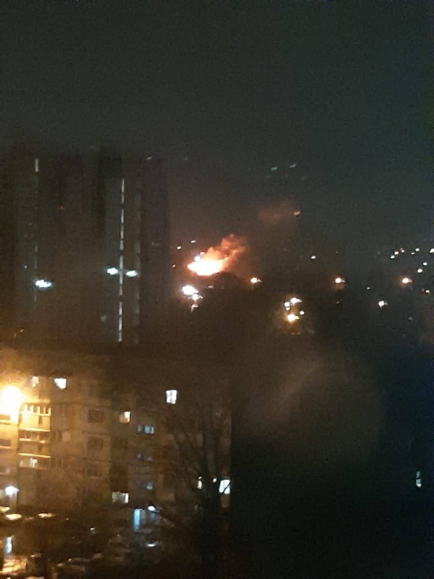 В Южно-Сахалинске горит здание бывшей школы во Владимировке В Южно-Сахалинске горит здание бывшей школы во Владимировке