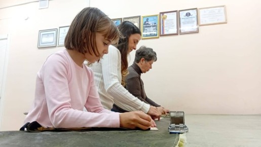 Новые гамаши для бойцов СВО шьют волонтеры движения "Шьем для наших - Сахалин"