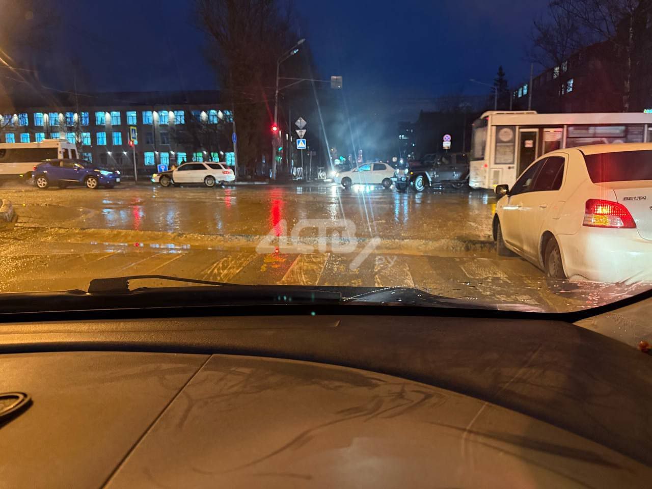 Автомобили в Южно-Сахалинске застревают в вырытой дорожниками яме