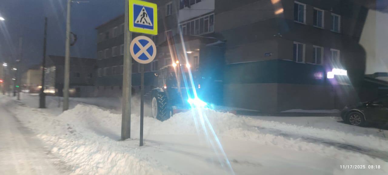 Районы Сахалина приступили к расчистке улиц и дворов в снежный циклон Районы Сахалина приступили к расчистке улиц и дворов в снежный циклон