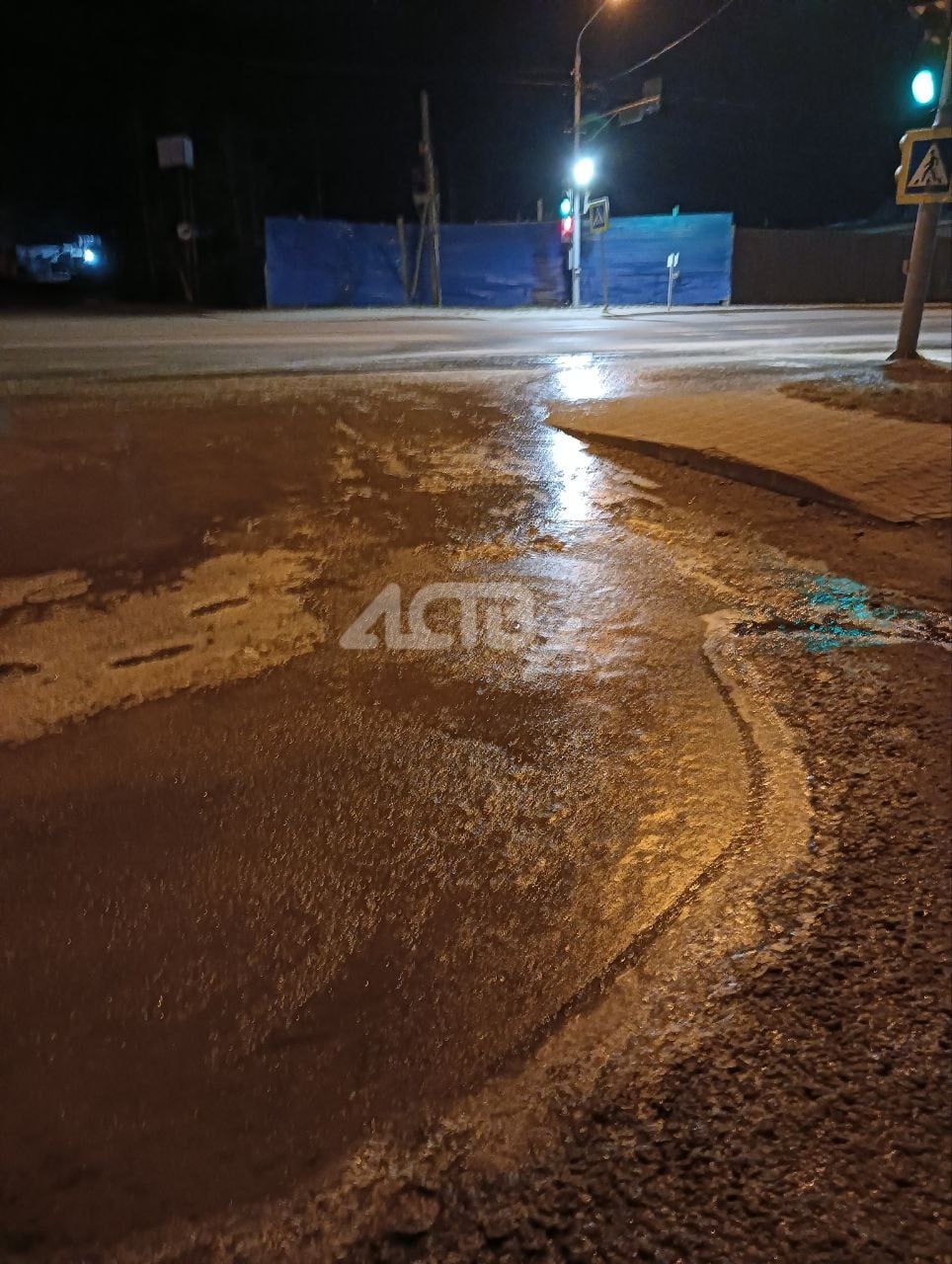 В Южно-Сахалинске специалисты ищут причины появления катка возле "Спутника" В Южно-Сахалинске специалисты ищут причины появления катка возле "Спутника"