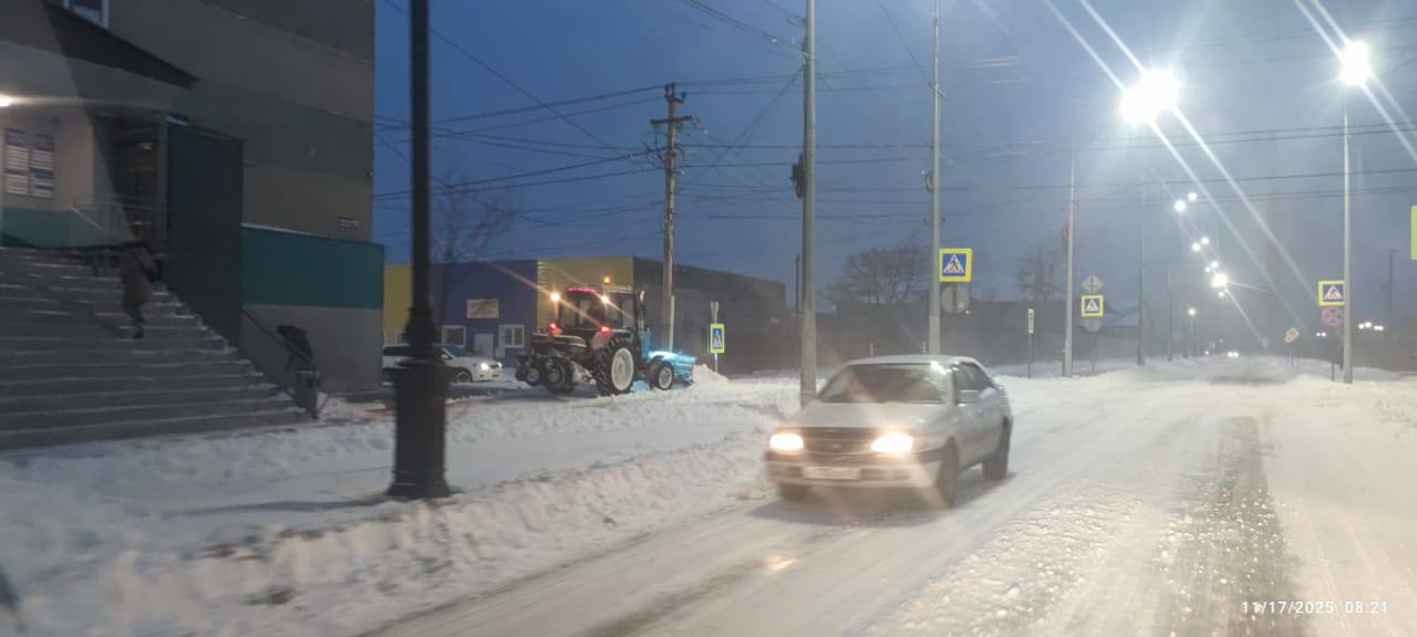 Поронайск продолжают чистить от снега после циклона Поронайск продолжают чистить от снега после циклона