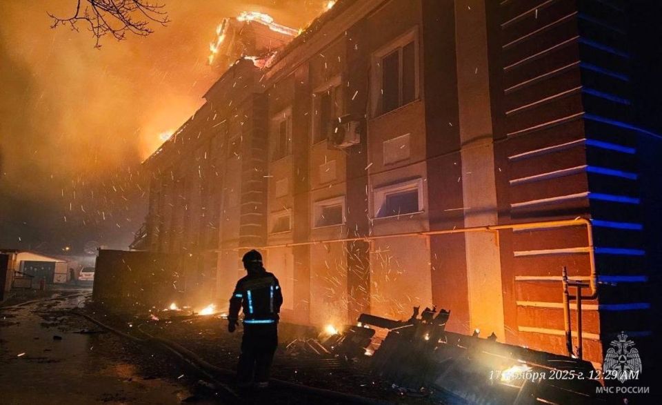 Огнеборцы ликвидировали крупный пожар в Южно-Сахалинске