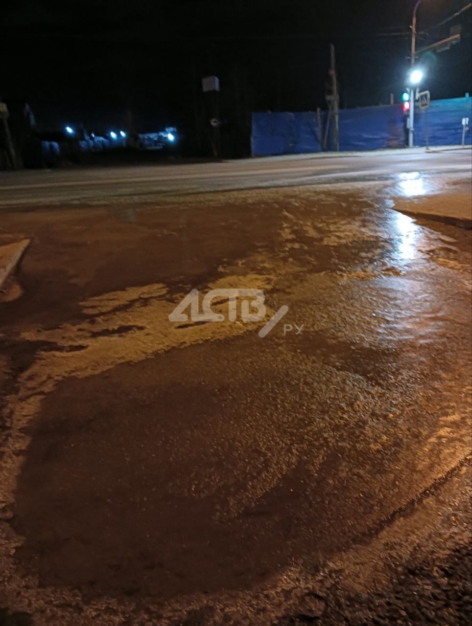 В Южно-Сахалинске специалисты ищут причины появления катка возле "Спутника" В Южно-Сахалинске специалисты ищут причины появления катка возле "Спутника"