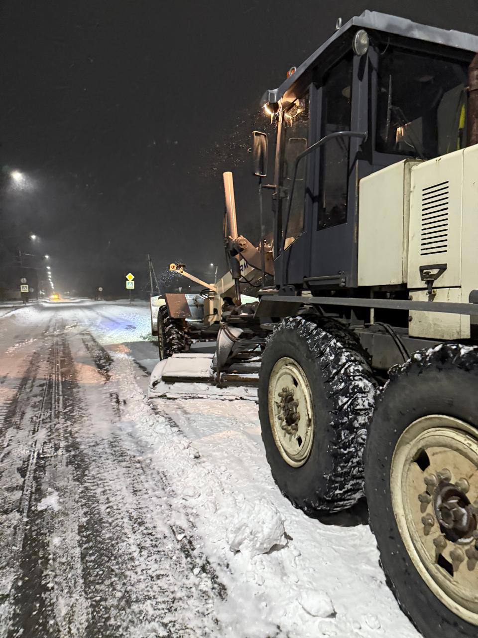Поронайск продолжают чистить от снега после циклона Поронайск продолжают чистить от снега после циклона