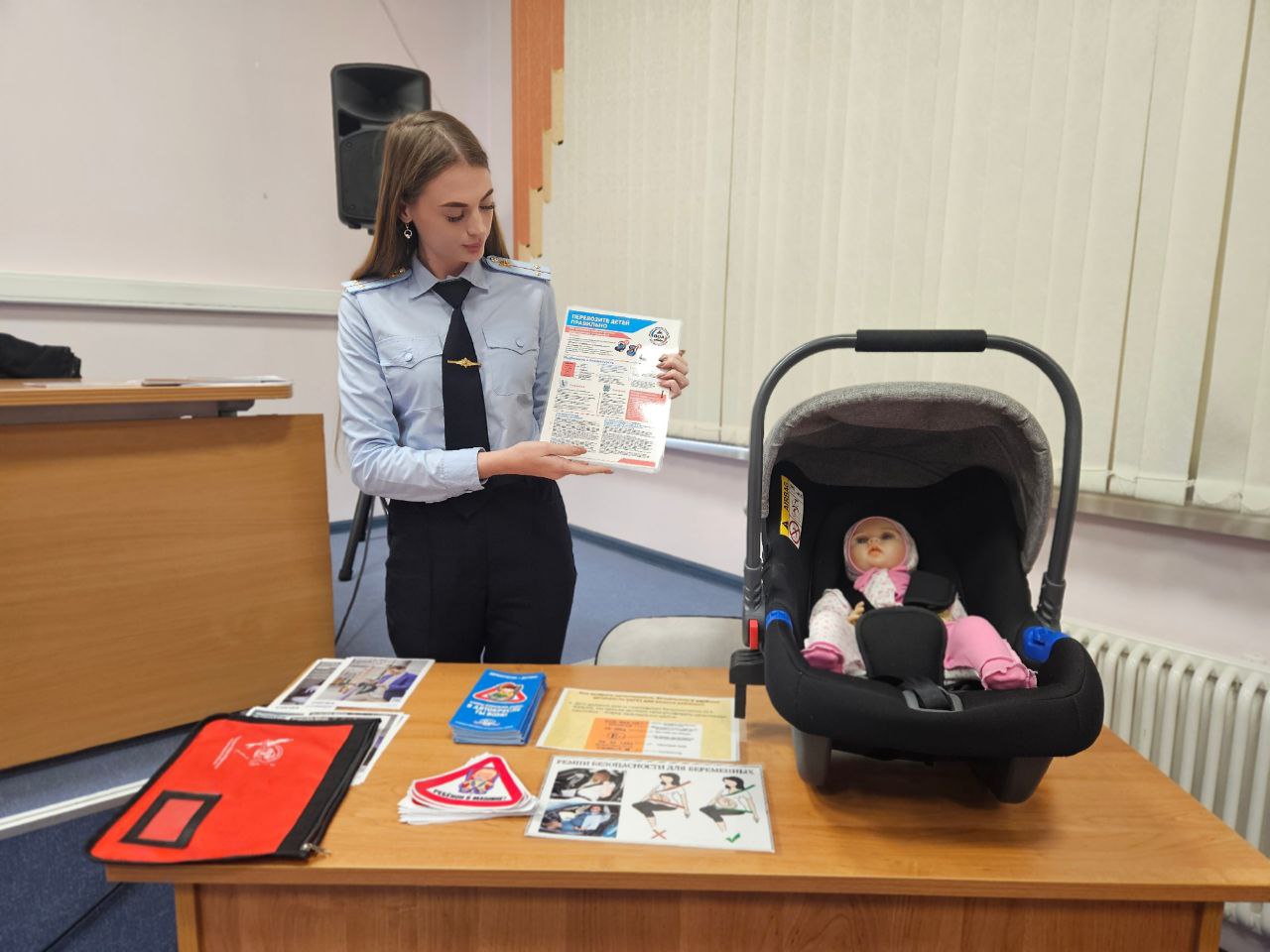 Безопасность с рождения. Сотрудники управления Госавтоинспекции провели профилактическое мероприятие в перинатальном центре, чтобы напомнить будущим мамам, что безопасность ребёнка в автомобиле начинается с первых дней его... Безопасность с рождения. Сотрудники управления Госавтоинспекции провели профилактическое мероприятие в перинатальном центре, чтобы напомнить будущим мамам, что безопасность ребёнка в автомобиле начинается с первых дней его...