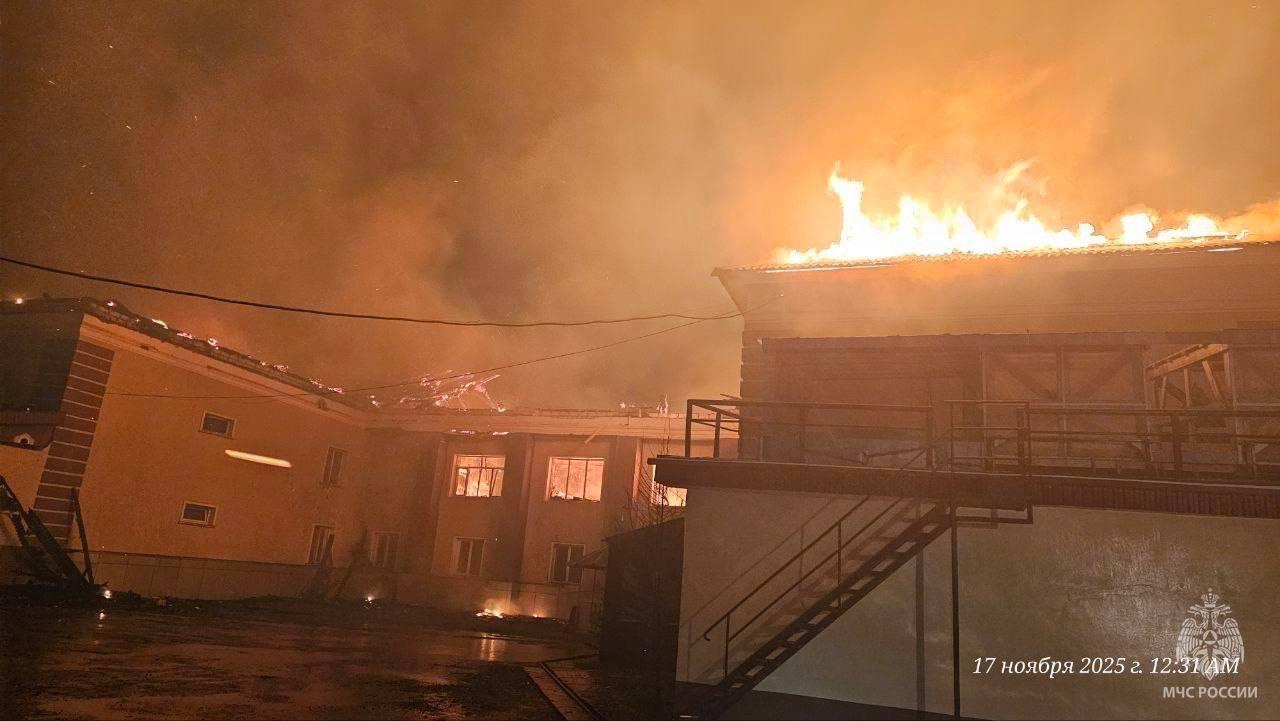 МЧС: восемь человек эвакуировали из горящего здания бывшей школы в Южно-Сахалинске МЧС: восемь человек эвакуировали из горящего здания бывшей школы в Южно-Сахалинске