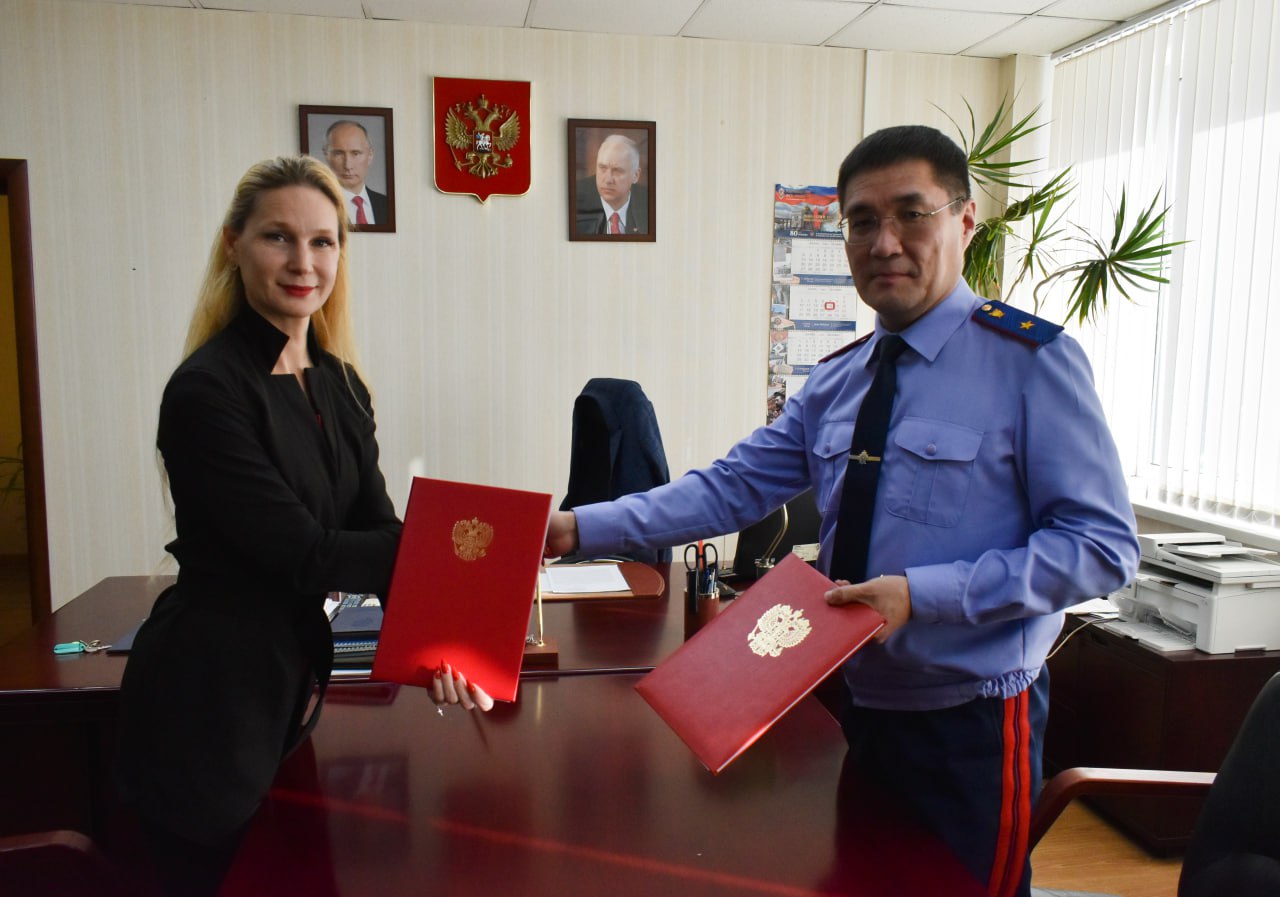 Руководитель следственного управления СК России по Сахалинской области и представитель регионального отделения Всероссийского детско-юношеского военно-патриотического общественного движения "Юнармия" заключили соглашение о... Руководитель следственного управления СК России по Сахалинской области и представитель регионального отделения Всероссийского детско-юношеского военно-патриотического общественного движения "Юнармия" заключили соглашение о...