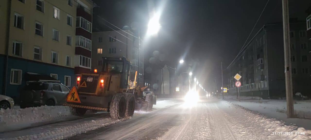 Поронайск продолжают чистить от снега после циклона Поронайск продолжают чистить от снега после циклона