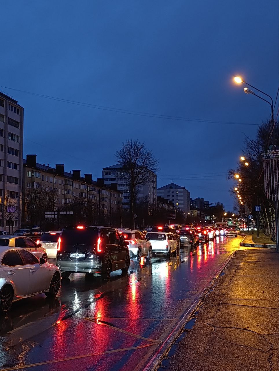 Огромные пробки образовались в Южно-Сахалинске утром 17 ноября из-за рукотворной «ямы» на дороге Огромные пробки образовались в Южно-Сахалинске утром 17 ноября из-за рукотворной «ямы» на дороге