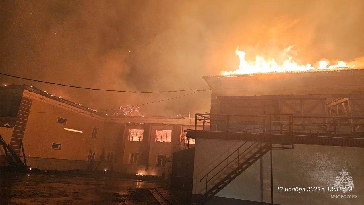 Огнеборцы ликвидировали крупный пожар в Южно-Сахалинске Огнеборцы ликвидировали крупный пожар в Южно-Сахалинске