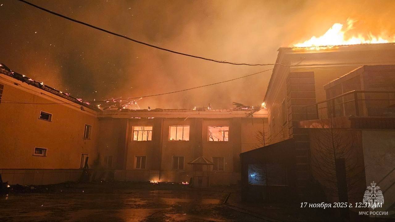 Огнеборцы ликвидировали крупный пожар в Южно-Сахалинске Огнеборцы ликвидировали крупный пожар в Южно-Сахалинске