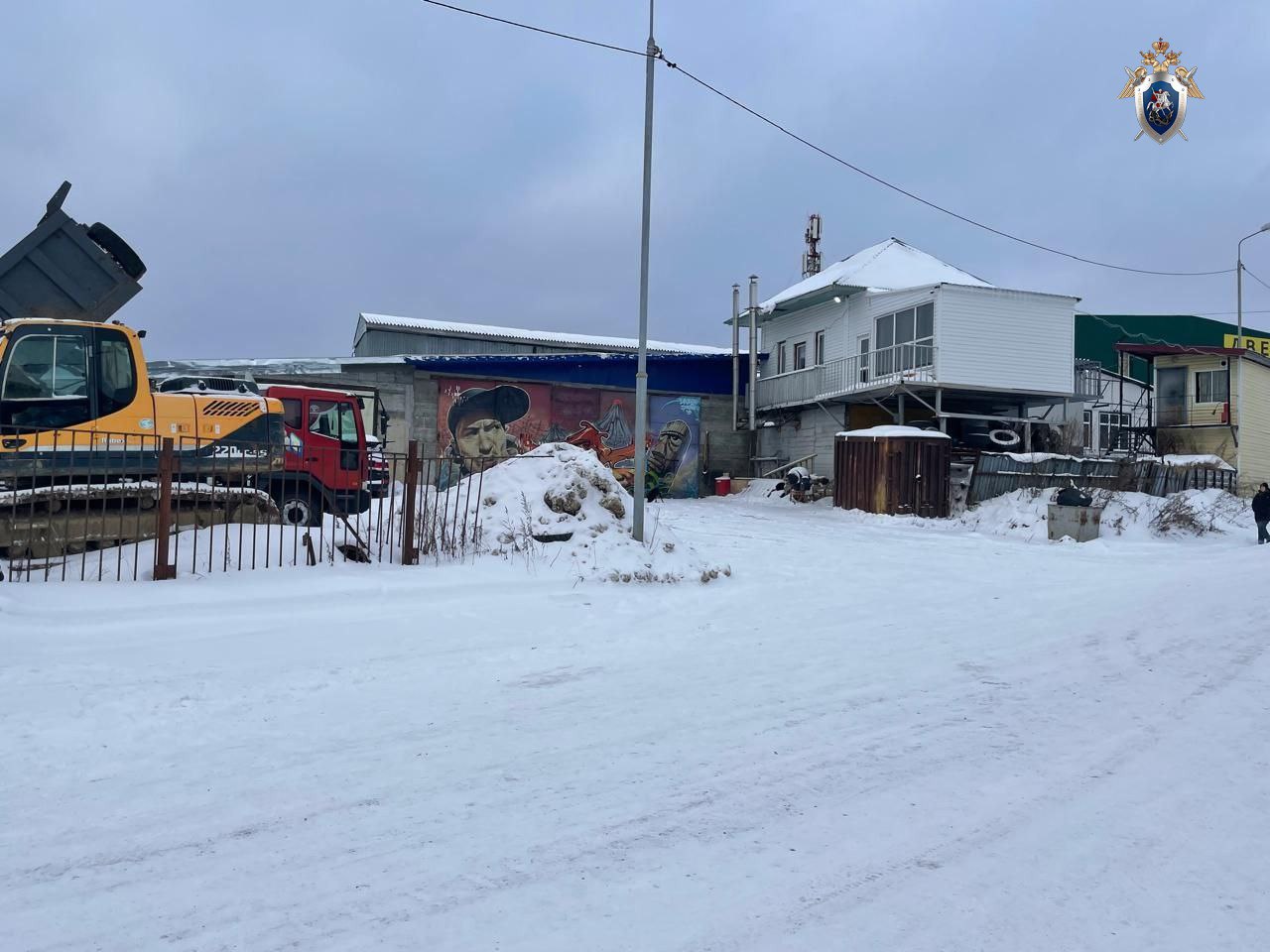 Мертвого 44-летнего мужчину нашли на дороге в Охе