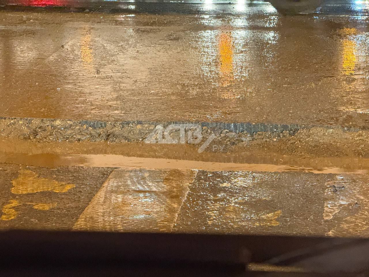 Автомобили в Южно-Сахалинске застревают в вырытой дорожниками яме Автомобили в Южно-Сахалинске застревают в вырытой дорожниками яме