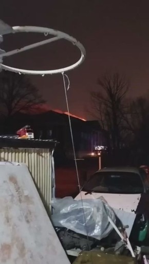 В Южно-Сахалинске горит здание бывшей школы во Владимировке