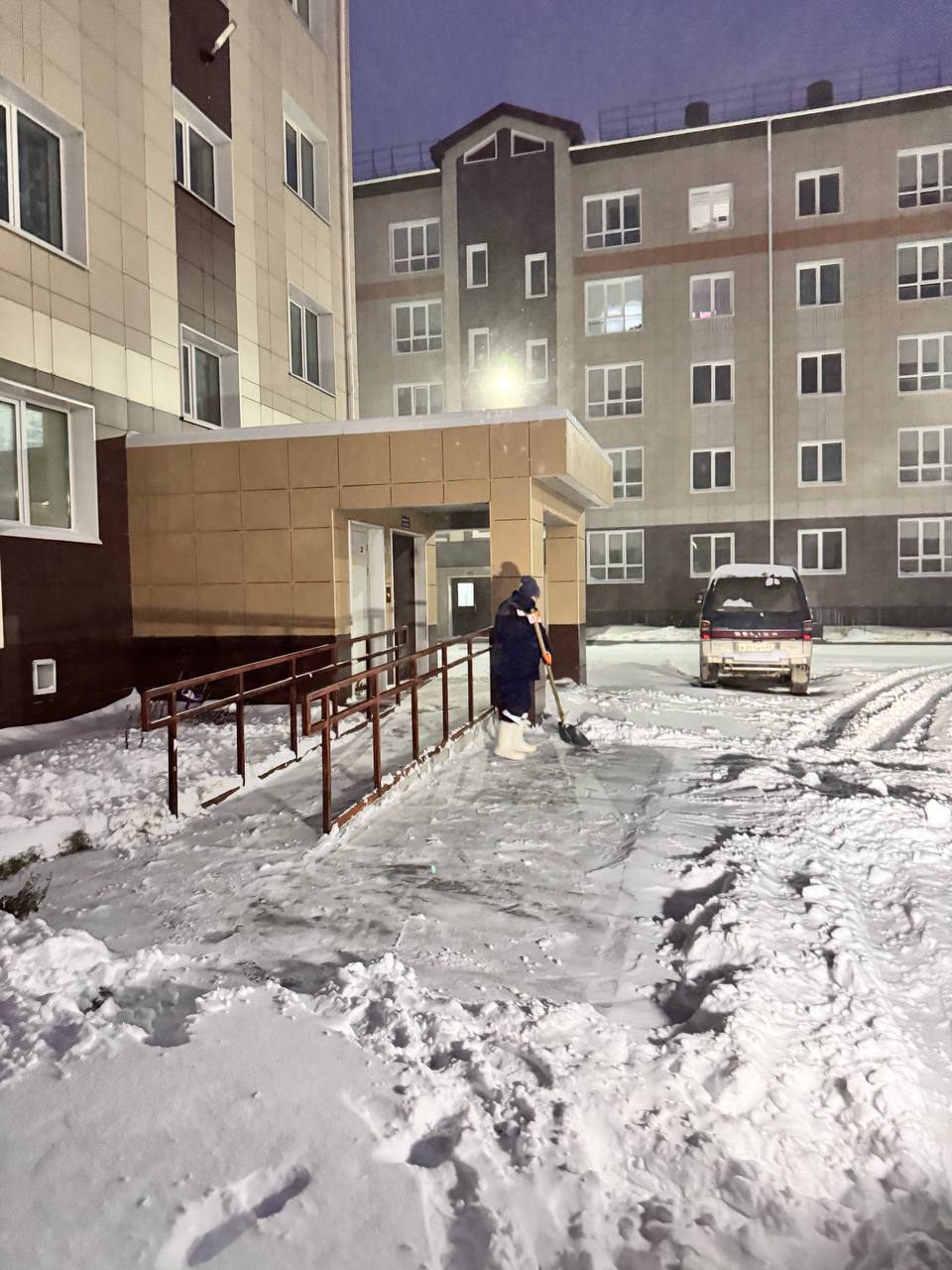 Поронайск продолжают чистить от снега после циклона Поронайск продолжают чистить от снега после циклона