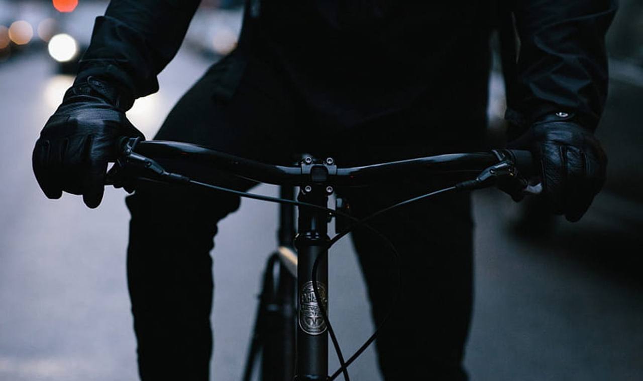 Полицейские Долинска изобличили подозреваемого в краже велосипеда