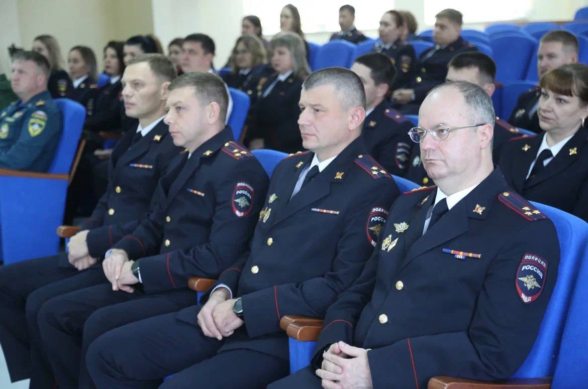 Сегодня,в честь профессионального праздника – Дня участкового уполномоченного полиции,в Управлении МВД России по Сахалинской области прошло торжественное мероприятие Сегодня,в честь профессионального праздника – Дня участкового уполномоченного полиции,в Управлении МВД России по Сахалинской области прошло торжественное мероприятие