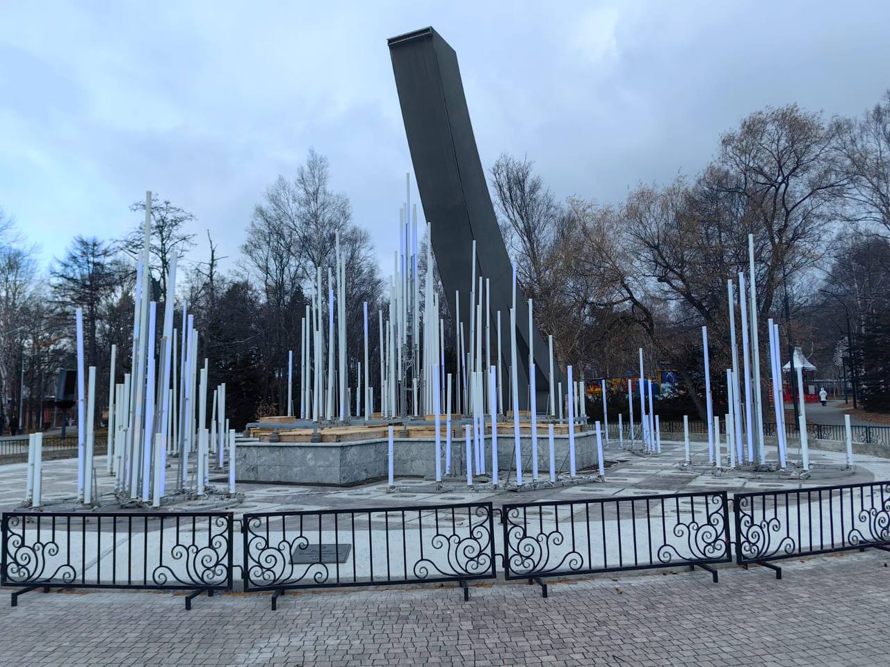 Парк Южно-Сахалинска готовится к новогодним праздникам Парк Южно-Сахалинска готовится к новогодним праздникам