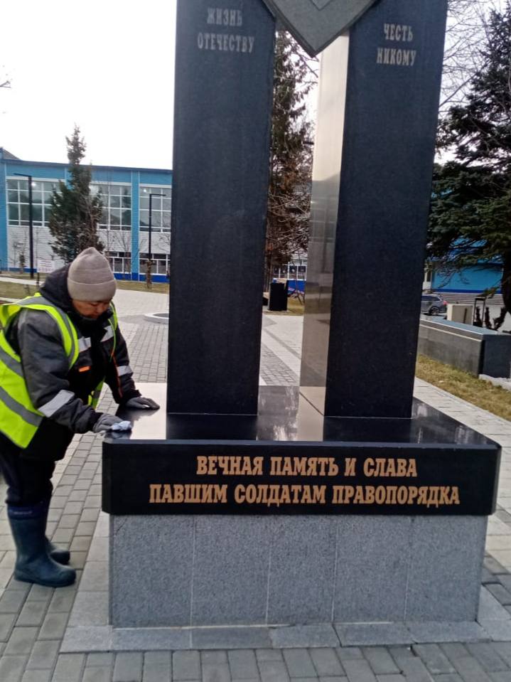 Южный готовятся к зиме. Пока природа засыпает, наши коммунальные службы работают на опережение: от уборки листвы и мусора, связывания кустарников на зиму до посадки тюльпанов, которые порадуют нас весной Южный готовятся к зиме. Пока природа засыпает, наши коммунальные службы работают на опережение: от уборки листвы и мусора, связывания кустарников на зиму до посадки тюльпанов, которые порадуют нас весной