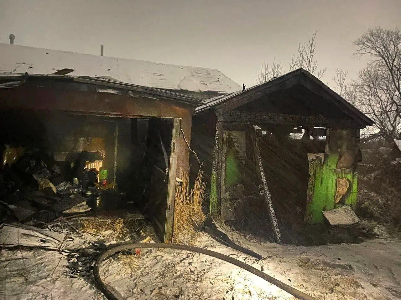 Пожарные города Поронайска тушили гараж, не дав огню уничтожить рядом стоящие постройки Пожарные города Поронайска тушили гараж, не дав огню уничтожить рядом стоящие постройки