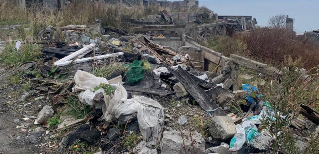 Стихийную свалку отходов ликвидировали в Холмске
