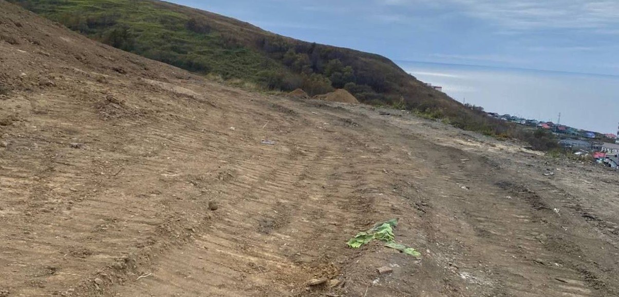 Стихийную свалку отходов ликвидировали в Холмске Стихийную свалку отходов ликвидировали в Холмске