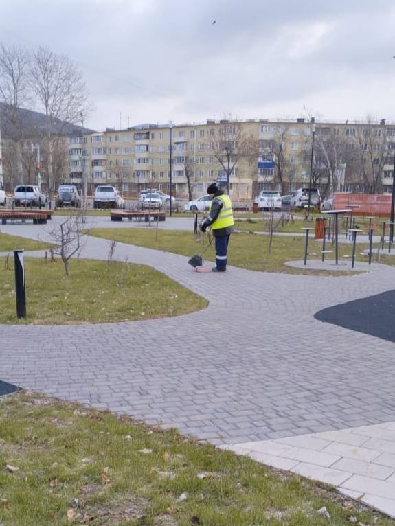 Южный готовятся к зиме. Пока природа засыпает, наши коммунальные службы работают на опережение: от уборки листвы и мусора, связывания кустарников на зиму до посадки тюльпанов, которые порадуют нас весной Южный готовятся к зиме. Пока природа засыпает, наши коммунальные службы работают на опережение: от уборки листвы и мусора, связывания кустарников на зиму до посадки тюльпанов, которые порадуют нас весной