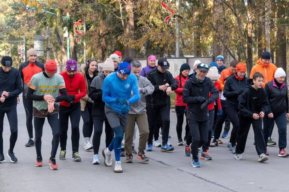 Бег в в ритме города!. Проект «5 вёрст» продолжает объединять южносахалинцев – более 100 раз они пробежали по городскому парку дистанцию в 5 км! Для чего? Чтобы быть здоровыми и заряжаться отличным настроением