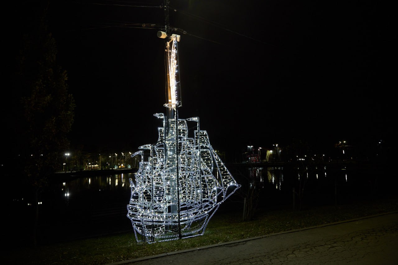 Масштабное новогоднее оформление готовят в парке Южно-Сахалинска Масштабное новогоднее оформление готовят в парке Южно-Сахалинска