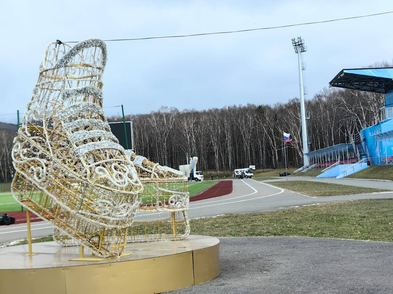 Парк Южно-Сахалинска готовится к новогодним праздникам Парк Южно-Сахалинска готовится к новогодним праздникам