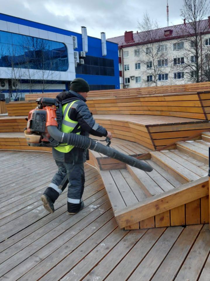 Южный готовятся к зиме. Пока природа засыпает, наши коммунальные службы работают на опережение: от уборки листвы и мусора, связывания кустарников на зиму до посадки тюльпанов, которые порадуют нас весной Южный готовятся к зиме. Пока природа засыпает, наши коммунальные службы работают на опережение: от уборки листвы и мусора, связывания кустарников на зиму до посадки тюльпанов, которые порадуют нас весной