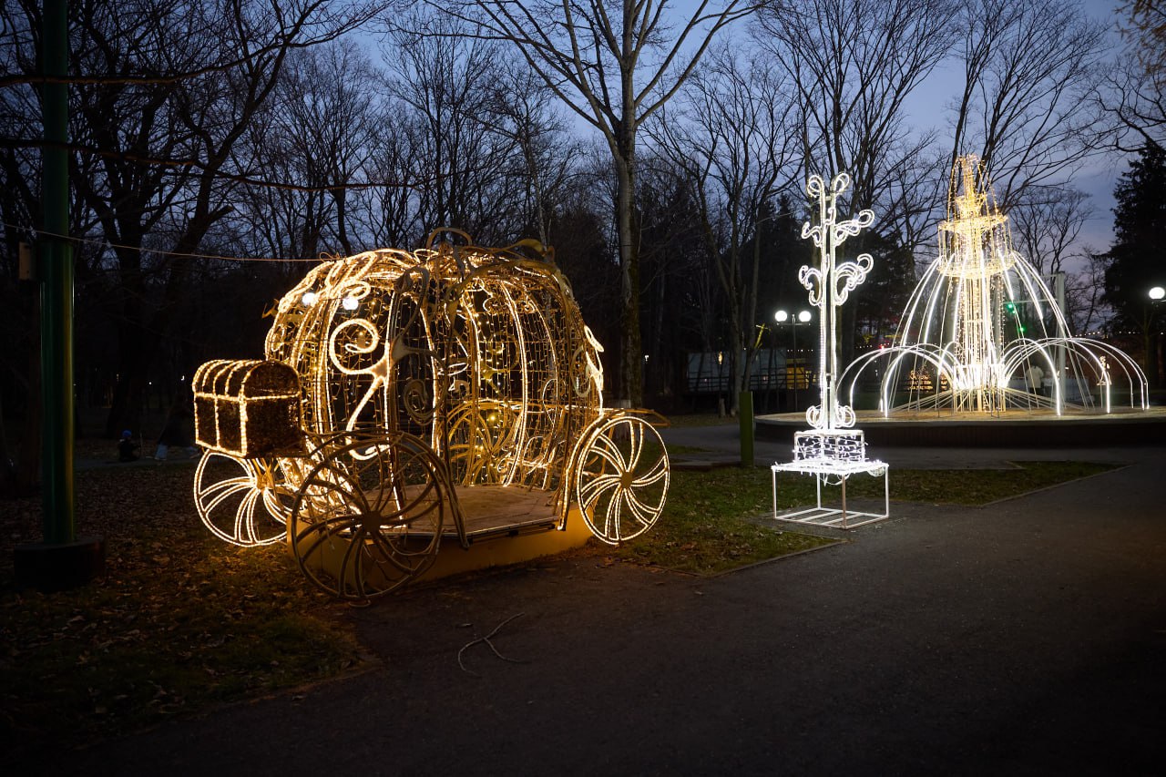 Масштабное новогоднее оформление готовят в парке Южно-Сахалинска Масштабное новогоднее оформление готовят в парке Южно-Сахалинска