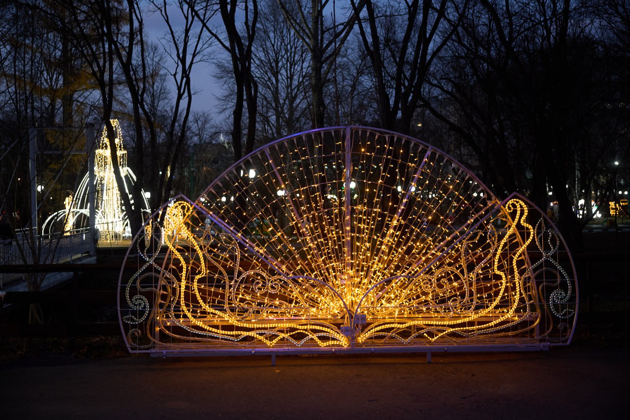 Масштабное новогоднее оформление готовят в парке Южно-Сахалинска Масштабное новогоднее оформление готовят в парке Южно-Сахалинска