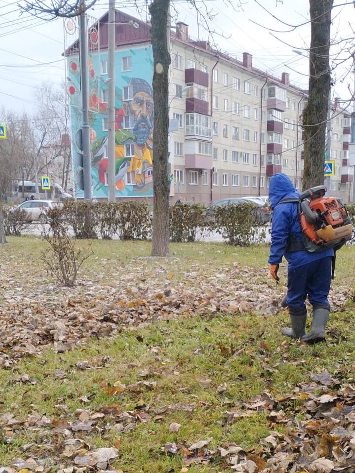 Южный готовятся к зиме. Пока природа засыпает, наши коммунальные службы работают на опережение: от уборки листвы и мусора, связывания кустарников на зиму до посадки тюльпанов, которые порадуют нас весной Южный готовятся к зиме. Пока природа засыпает, наши коммунальные службы работают на опережение: от уборки листвы и мусора, связывания кустарников на зиму до посадки тюльпанов, которые порадуют нас весной