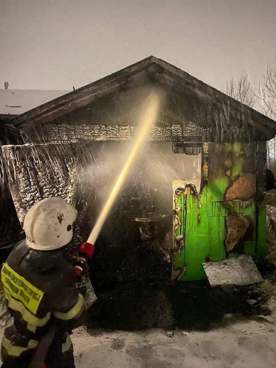 Пожарные города Поронайска тушили гараж, не дав огню уничтожить рядом стоящие постройки Пожарные города Поронайска тушили гараж, не дав огню уничтожить рядом стоящие постройки