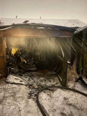 Пожарные города Поронайска тушили гараж, не дав огню уничтожить рядом стоящие постройки