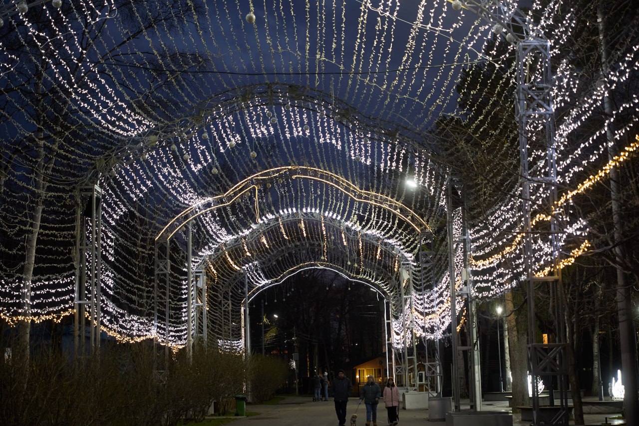 Масштабное новогоднее оформление готовят в парке Южно-Сахалинска Масштабное новогоднее оформление готовят в парке Южно-Сахалинска