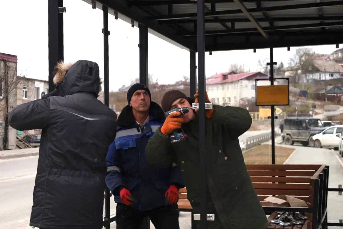 В Корсакове начали восстанавливать поврежденные вандалами остановки В Корсакове начали восстанавливать поврежденные вандалами остановки