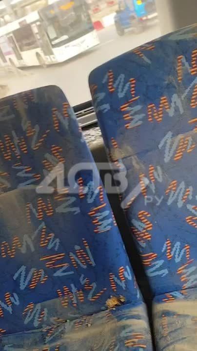 "Битые стекла, грязные сидения": южносахалинцы возмутились состоянием автобуса №63